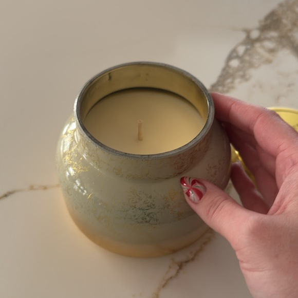 Volcano Glimmer Oversize Signature Jar Candle Capri Blue - Picture 3 of 6